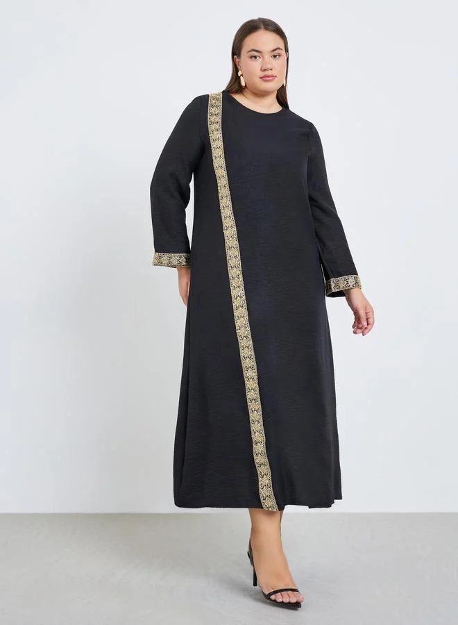 أميرة جلابية بمقاس كبير وأجزاء مطرزة